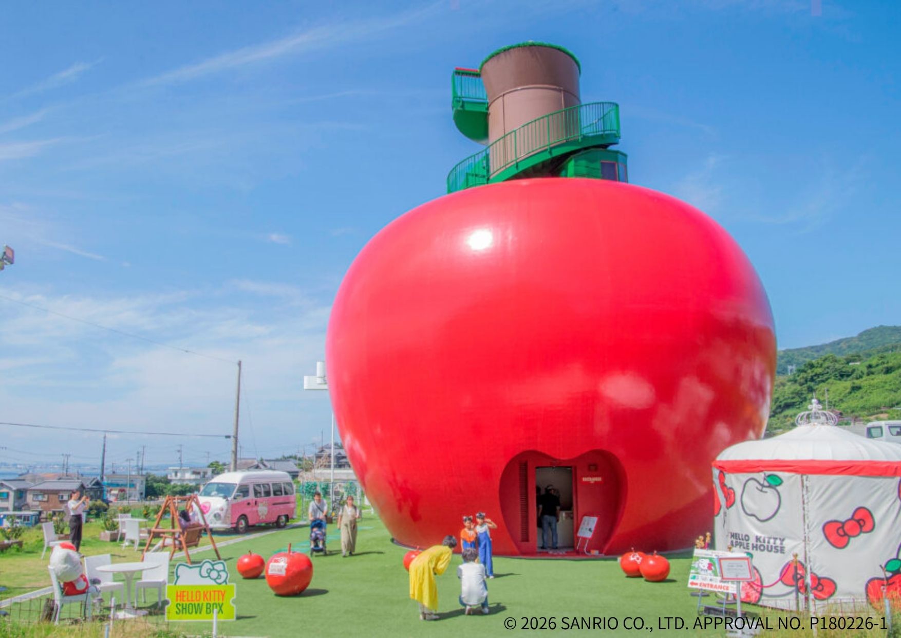 HELLO KITTY APPLE HOUSE